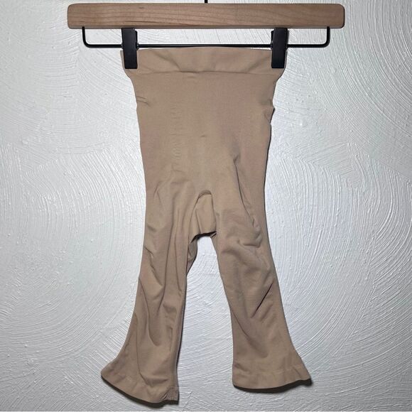 SKIMS Sculpting Short Above The Knee With Open Gusset in Clay - Picture 3 of 5